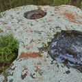Skalní mísy se srážkovou vodou na vrcholku žulových skal