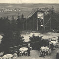 Terasa kavárny, skokanský můstek a výhled na Prameny v roce 1935. (Archiv MěM Mariásnké Lázně)