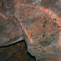 Zřetelně vrstevnatá struktura rulové horniny tvořící geologický podklad Zemské brány.
Foto: Rudolf Remeš