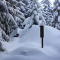V zimě je skála často zcela schovaná pod sněhem. 
Foto: Josef Kučera
