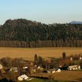 Obec Adršpach s  Křížovým  vrchem. (Foto D. Velehradský)