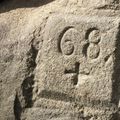 Dávná kamenická práce dodnes označuje historické hranice lesních oddělení. (Foto P. Holub)  